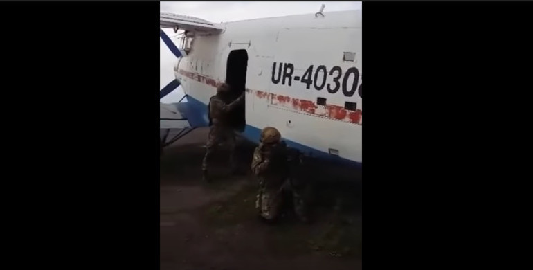 На Рівненщині СБУ затримало контрабандистів, які купили літак, щоб возити цигарки за кордон (Відео)