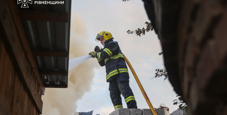 На Рівненщині сталася масштабна пожежа в деревообробному цеху.