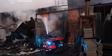 На Рівненщині сталася масштабна пожежа в деревообробному цеху.