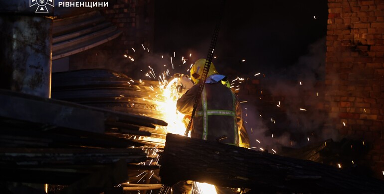 На Рівненщині сталася масштабна пожежа в деревообробному цеху.