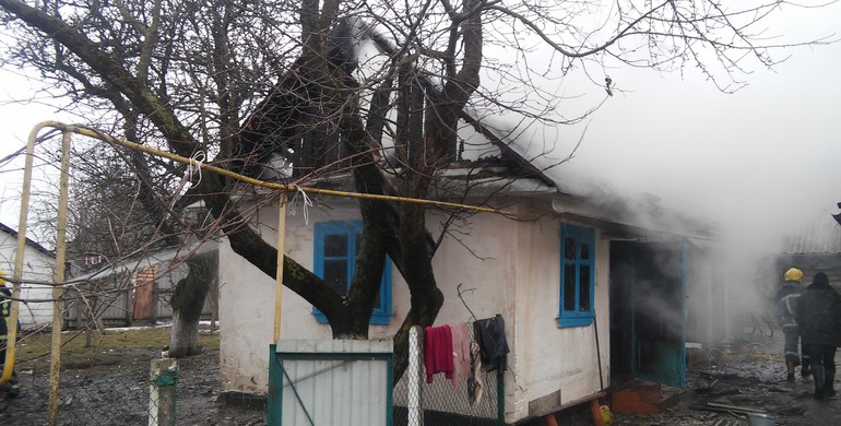 На Рівненщині ледь не згоріли два будинки (ФОТО) 