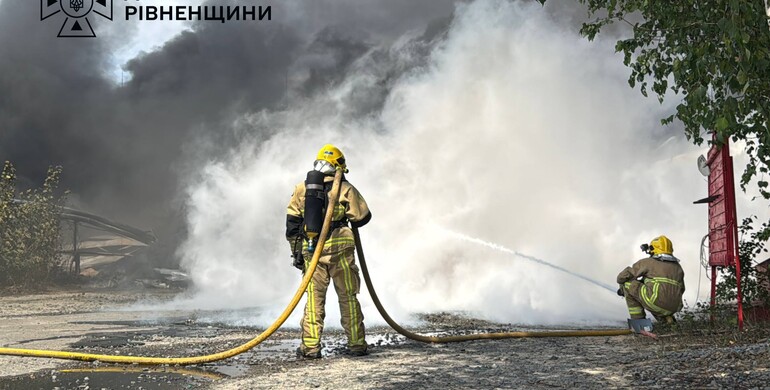На Дубенщині спалахнуло підприємство: дим видно з Рівного 