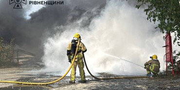 На Дубенщині спалахнуло підприємство: дим видно з Рівного 
