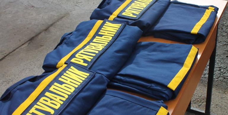 На Рівненщині рятувальникам ДСНС вручили новий одяг та обладнання