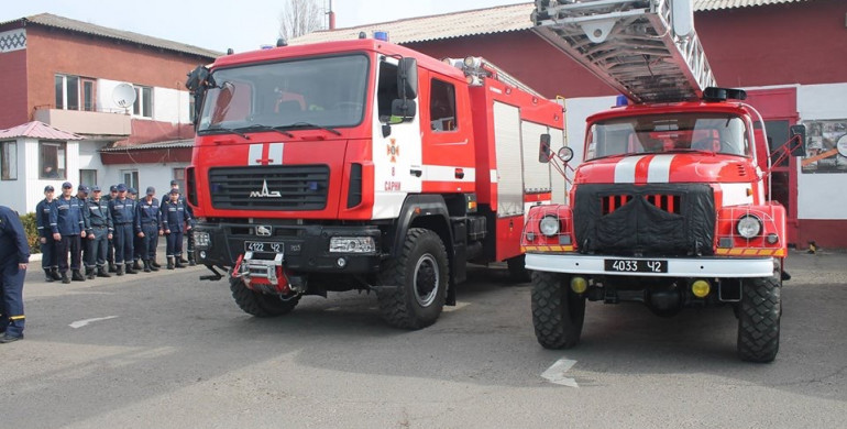 На Рівненщині рятувальникам ДСНС вручили новий одяг та обладнання