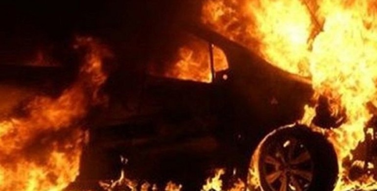 На Рівненщині прямо  під райдержадміністрацією спалили машину заступника голови району