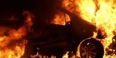 На Рівненщині прямо  під райдержадміністрацією спалили машину заступника голови району