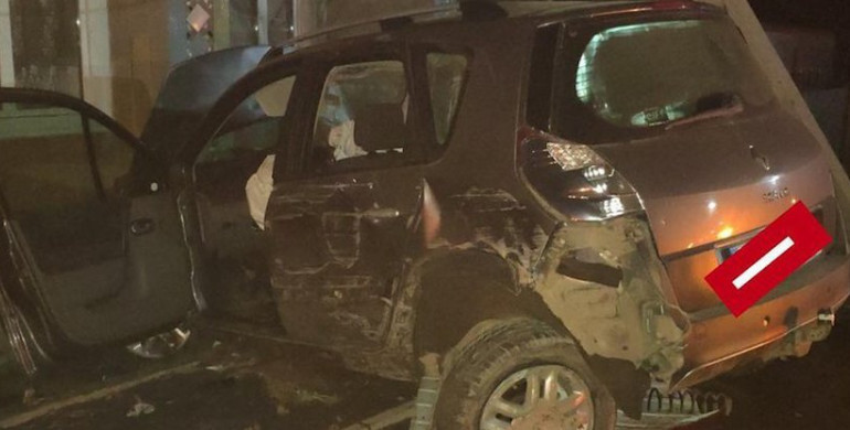 Відволікся на телефон: на Рівненщині водій збив стовп та влетів у паркан будинку