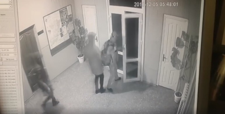 Нічні "гості": невідомі проникли у Дубровицьку міську раду (ВІДЕО) Нічні "гості": невідомі проникли у Дубровицьку міську раду (ВІДЕО)