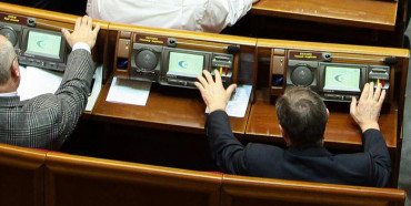 В Україні вперше судитимуть нардепа за кнопкодавство	