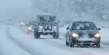 Вночі на дорогах Рівненщини в снігових заметах застрягло півсотні автівок