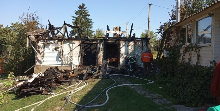 У Млинові рятувальники гасили пожежу у будинку (ФОТО)