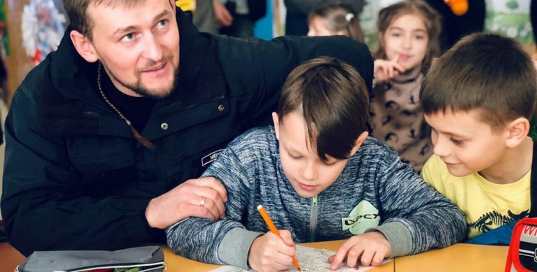 Патрульні Рівного роздали школярам світловідбиваючі елементи (ФОТО)