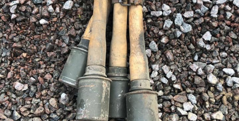 Відголоски війни: в Острозі під відділом поліції розкопали схрон боєприпасів 40-их років (ФОТО)