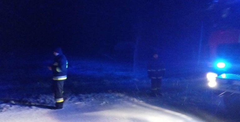 На Рівненщині перші затори через сніг: 12 вантажівок зупинилося (ФОТО)