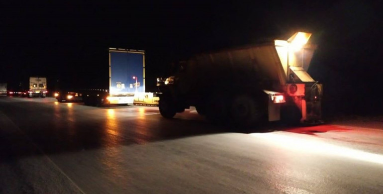 На Рівненщині перші затори через сніг: 12 вантажівок зупинилося (ФОТО)
