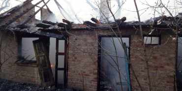 На Рівненщині майже вщент згоріла будівля (ФОТО) 