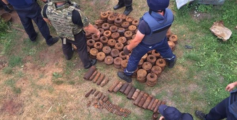 Дубенщина: поліція та рятувальники другу добу знищують боєприпаси де загинули діти (ФОТО)