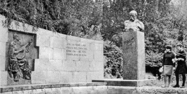 До дня народження Шевченка: пам’ятнику Кобзареві у Рівному вже 79 років (ФОТО)