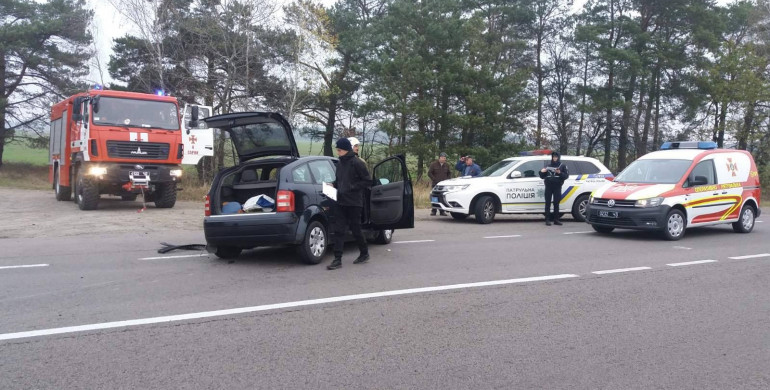 На Рівненщині авто злетіло у кювет: водійку госпіталізували (ФОТО)