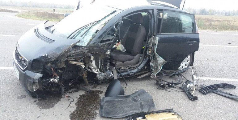 На Рівненщині авто злетіло у кювет: водійку госпіталізували (ФОТО)