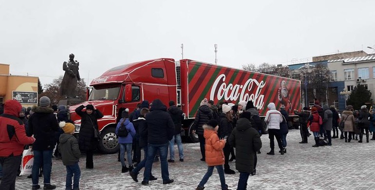 До Рівного приїхала святково прикрашена вантажівка "Coca-Cola" (ФОТО)