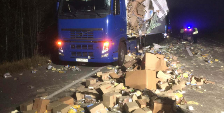 На Рівненщині - ДТП: водій вантажівки загинув на місці (ФОТО)