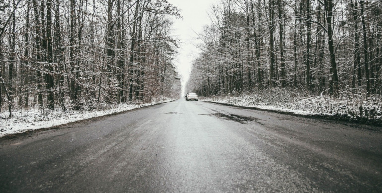 Якщо ожеледиця та сильний сніг застали вас в дорозі: телефони дорожніх служб