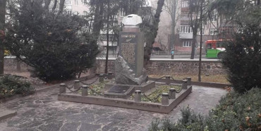 У Рівному пам’ятнику більшовика відбили голову (ФОТО)