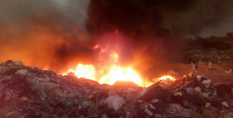 Поблизу Бармаків горить сміттєзвалище (ФОТО)