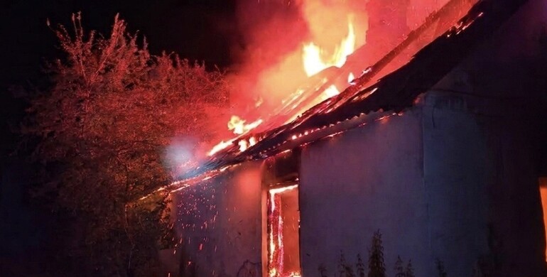 На Рівненщині рятувальники винесли непритомного чоловіка з охопленого вогнем будинку