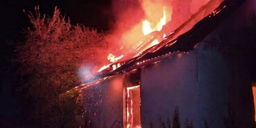 На Рівненщині рятувальники винесли непритомного чоловіка з охопленого вогнем будинку