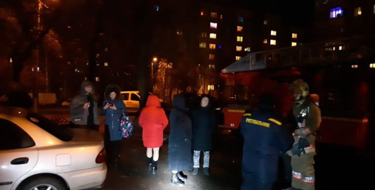 У Рівному Новий рік мешканці багатоповерхівки зустрічали на вулиці (ФОТО)