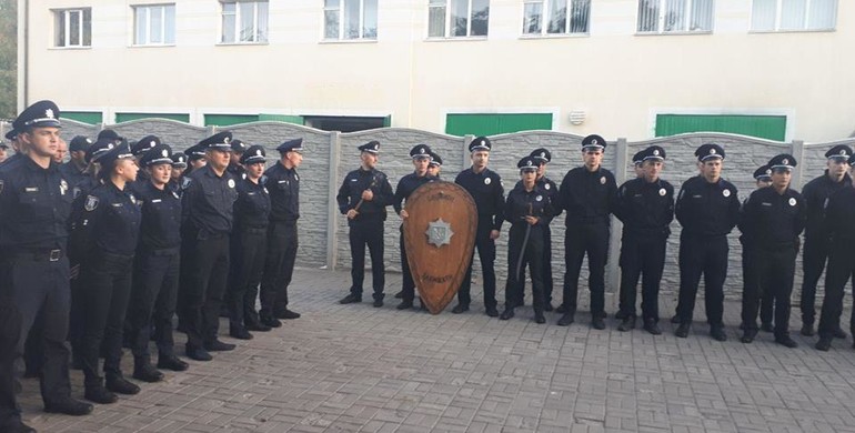 Рівненські патрульні отримали щит, мечі та пірначі