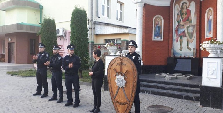 Рівненські патрульні отримали щит, мечі та пірначі