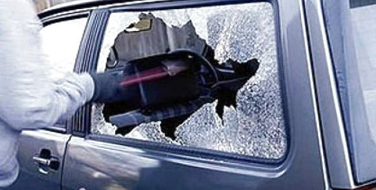 У Рівному невідомі обкрадають автівки У Рівному невідомі обкрадають автівки