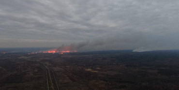 Рятувальники цілу ніч гасили масштабну пожежу на півночі Рівненщини