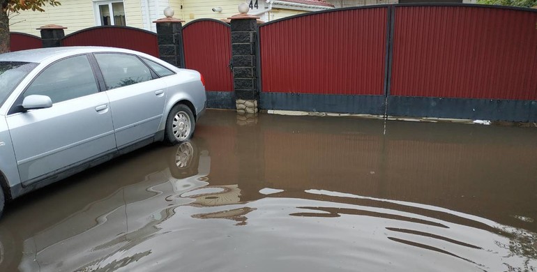 Потопи та блискавки: північ Рівненщини перетворився на Венецію