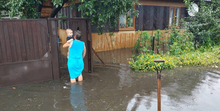 Потопи та блискавки: північ Рівненщини перетворився на Венецію