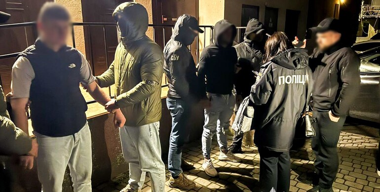 На Рівненщині затримано чотирьох чоловіків за організацію незаконного перетину кордону 