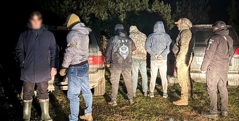 На Рівненщині затримано чотирьох чоловіків за організацію незаконного перетину кордону 