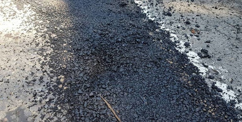 На Рівненщині дорожники побили водія лопатою... бо вказав на "халтурний" ремонт 