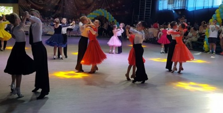1500 танцюристів у Рівному змагалися на ювілейному турнірі "Крок до зірок"  [+ФОТО]