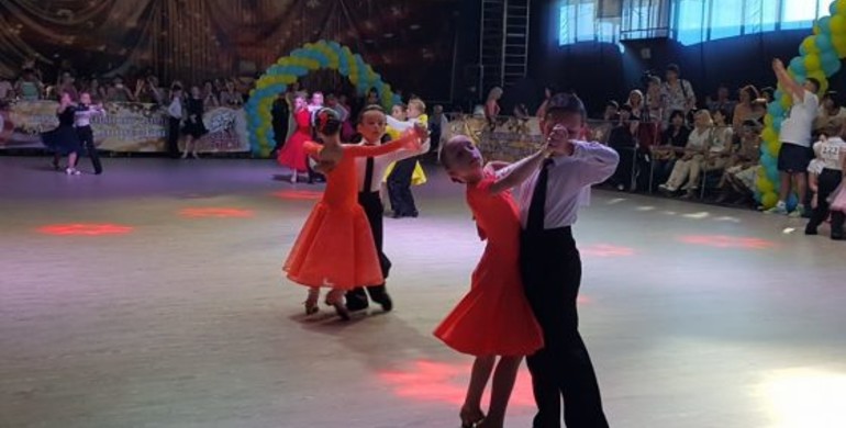 1500 танцюристів у Рівному змагалися на ювілейному турнірі "Крок до зірок"  [+ФОТО]