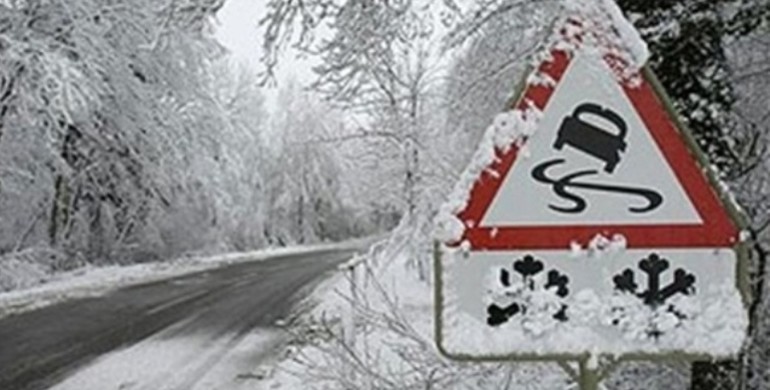До уваги водіїв: На Рівненщині очікується снігопад та ожеледиця на дорогах 