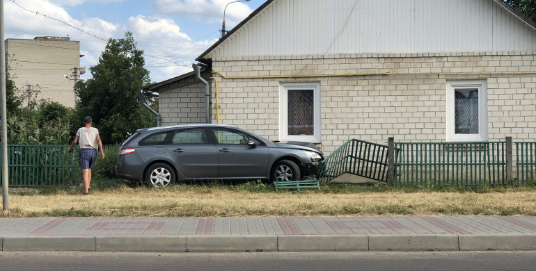 ДТП у Здолбунові: автівка «припаркувалась» в паркан будинку (ФОТО)