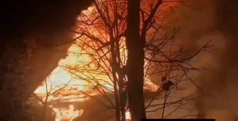 На Рівненщині мастштабна пожежа: палають три будинки, власник оселі загинув (ОНОВЛЮЄТЬСЯ)