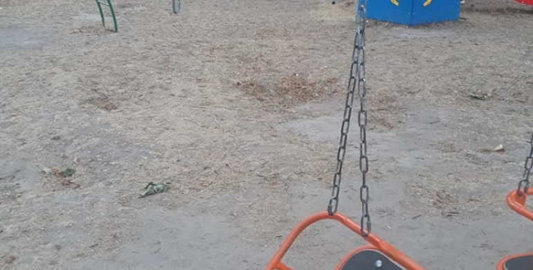 У Острозі вандали понівечили  дитячий майданчик (ФОТО)