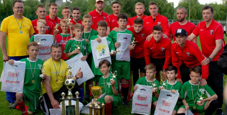 Футболісти Вереса привітали переможців «Кубка майбутніх чемпіонів» 