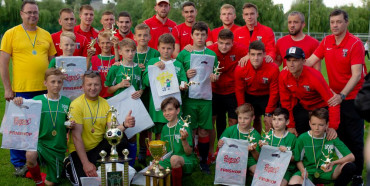 Футболісти Вереса привітали переможців «Кубка майбутніх чемпіонів» 